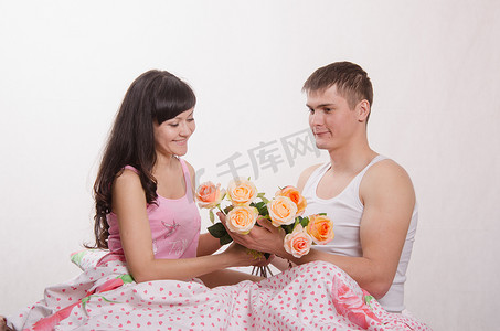 女孩收到坐在床上的男人送的花
