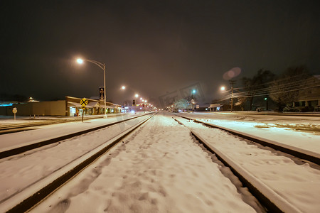 白雪覆盖的铁轨