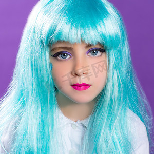 带蓝色松石色长假发的儿童女孩作为时尚娃娃