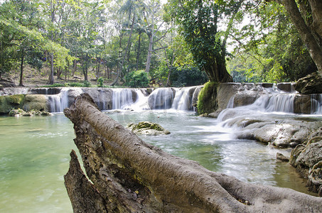 泰拉北标府的深林瀑布（Jed Sao Noi 瀑布）