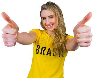 t恤女摄影照片_穿着巴西 T 恤的漂亮足球迷