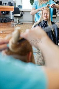 女顾客在沙龙做发型