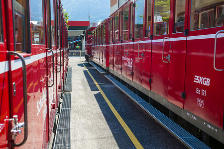 圣沃尔夫冈车站的红色旅游铁路货车