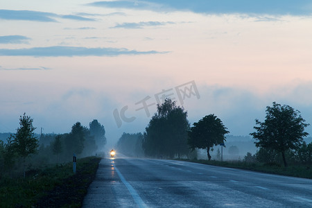 缭绕云雾摄影照片_云雾缭绕的乡间小路