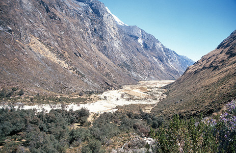 从山谷到 Alpamayo 大本营的路径，离开谷底，科迪勒拉布兰卡，秘鲁