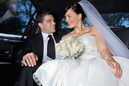 结婚情侣摄影照片_坐在豪华轿车里的情侣