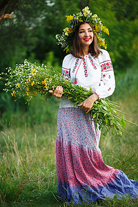 身着乌克兰服装、头戴花环的微笑小女孩