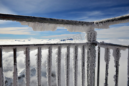从一个冷淡的阳台的阿尔卑斯