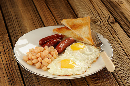 全套英式早餐，包括鸡蛋、香肠、豆类、烤面包