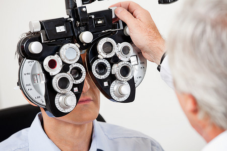 用验光仪进行眼睛测试