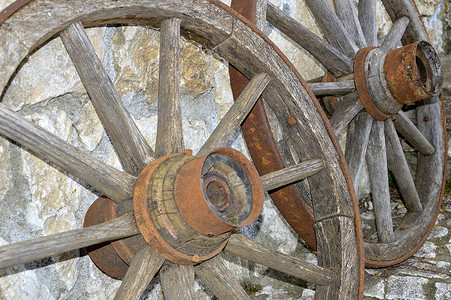 一个旧木轮