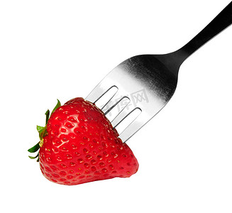 种植水果摄影照片_叉子上的草莓