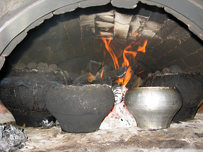 红色热烈摄影照片_生铁炉中的火焰