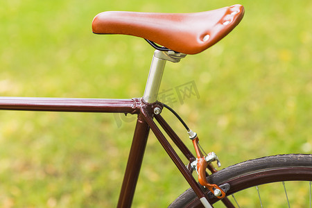 刹车踏板摄影照片_草地上的时尚自行车