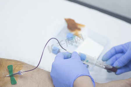 献血光荣摄影照片_护士和男病人献血