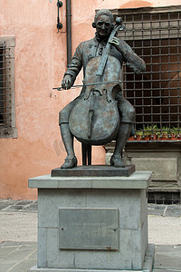 意大利卢卡的普契尼青铜雕像，靠近他出生的房子。