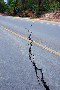 土石塌方摄影照片_泰国清莱地震导致道路破损