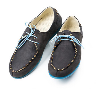 黑色男式皮乐福鞋，鞋底为蓝色，白色系带