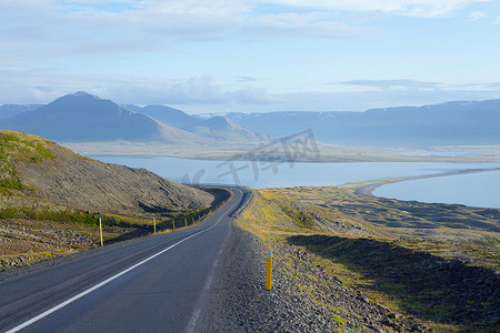 山直线摄影照片_冰岛的风景道路