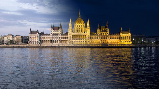 布达佩斯议会夜景全景
