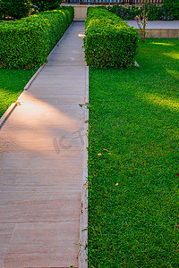院子风景摄影照片_院子里的绿色草坪和美丽的小径