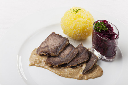 牛肉排酸摄影照片_巴伐利亚 sauerbraten，一种腌制牛肉特产