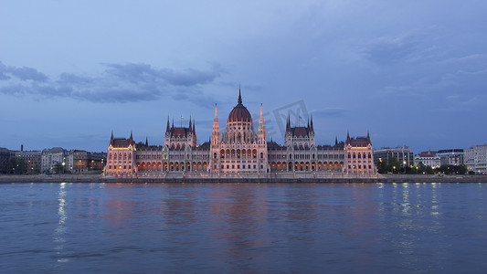 布达佩斯议会多彩夜景