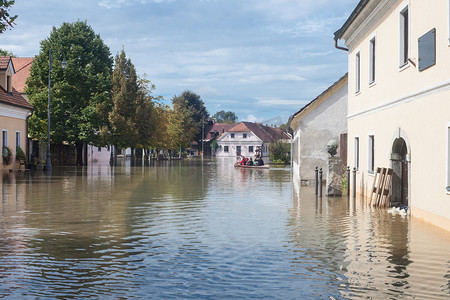 村路摄影照片_被洪水淹没的街道