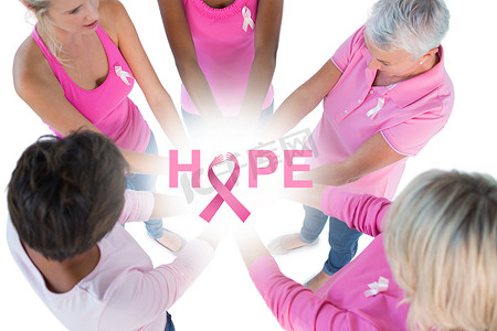 手在一起穿着粉红色和丝带治疗乳腺癌的群体的合成图像