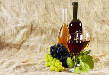 复古背景下的葡萄酒和葡萄