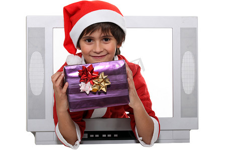 打扮成圣诞老人的小男孩逃离电视机