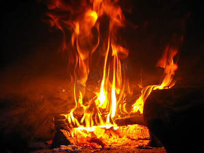 红色热烈摄影照片_火炉中燃烧的木柴