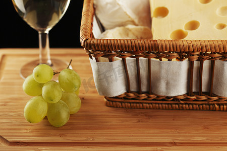 精致玻璃杯中的白葡萄酒，配奶酪和葡萄