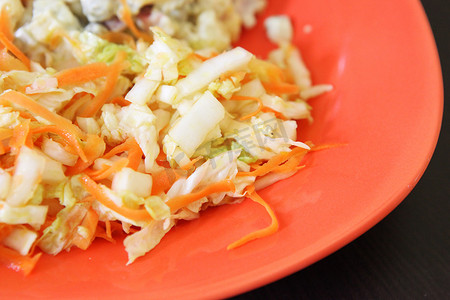 凉拌菜碗摄影照片_新鲜蔬菜沙拉配卷心菜和胡萝卜