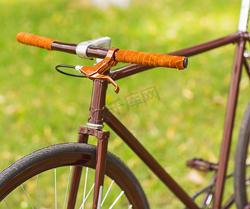 草地上的时尚自行车