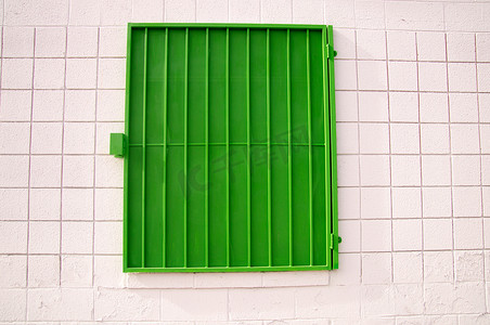 在白色墙壁上的绿色滤网快门
