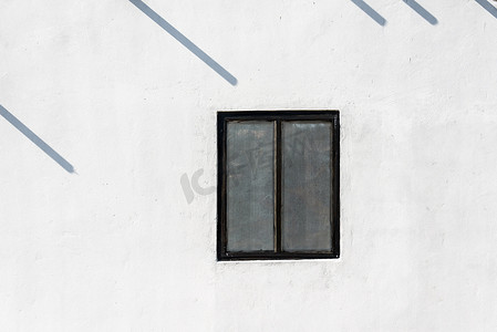 墙上的影子摄影照片_白墙上的窗户