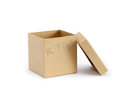 纸箱改造成猫窝摄影照片_空盒子