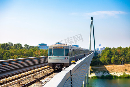 维也纳地铁列车通过多瑙河上的一座桥