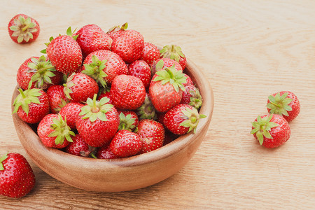 桌上老式木碗中的草莓特写