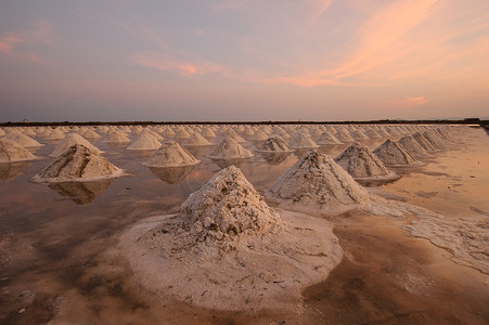 在 T้hailand 的一个盐场的夏天的美丽风景。