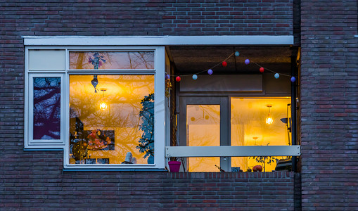 带灯窗和阳台的公寓，荷兰城市建筑