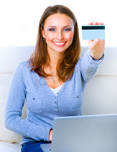 微笑的女人用信用卡和 computer.Inte 在线购物