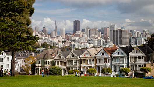 美国旧金山 — 2012 年 11 月 1 日：圣弗拉的彩绘女士