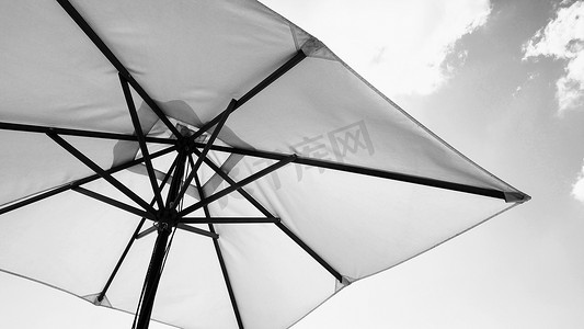 白布色质感沙滩伞