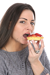 草莓馅饼摄影照片_吃草莓馅饼的女人