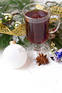 圣诞杯摄影照片_用茶装饰的圣诞杯