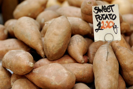 红薯装盘摄影照片_农贸市场上的红薯