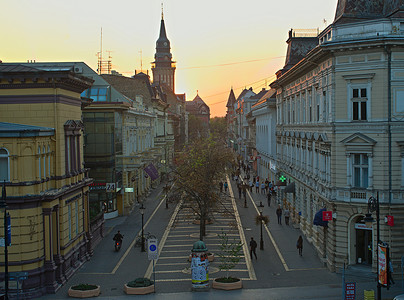 苏博摄影照片_塞尔维亚苏博蒂卡-2018 年 10 月 13 日-城市的街道和广场
