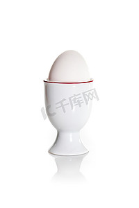 煮熟的鸡蛋摄影照片_孤立在白色背景上的煮熟的鸡蛋